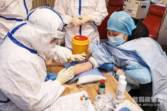 中国邹平的新冠病毒感染康复患者正在捐献血浆。图片来源：AFP/Getty