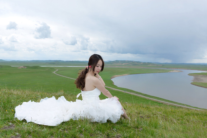 Photoshop照片调色教程 打造清新黄蓝色的草地美女婚纱照