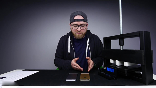 iPhone6s弯折测试视频 可承受60磅重物
