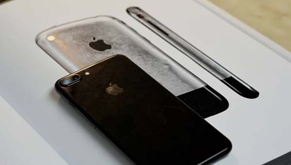 iPhone8曝光将采用“水滴形”设计