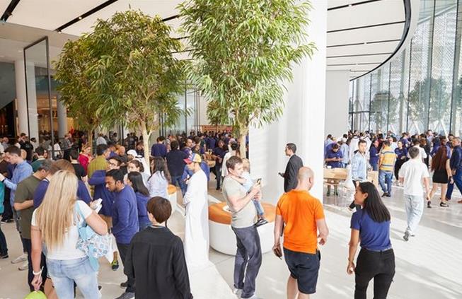迪拜购物中心的苹果Apple Store奢华的一面